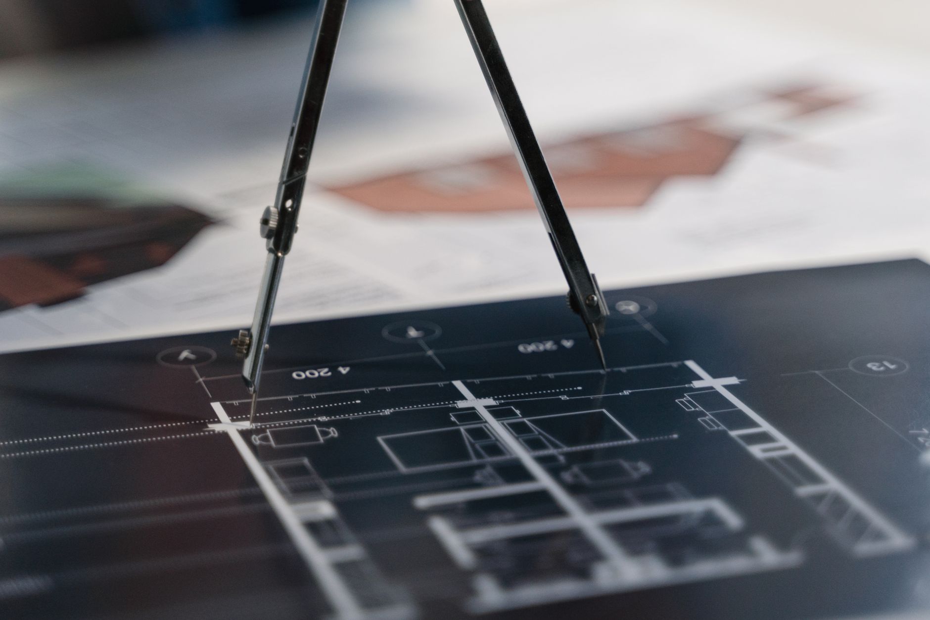 Illustrationsfoto af teknisk tegning og passer